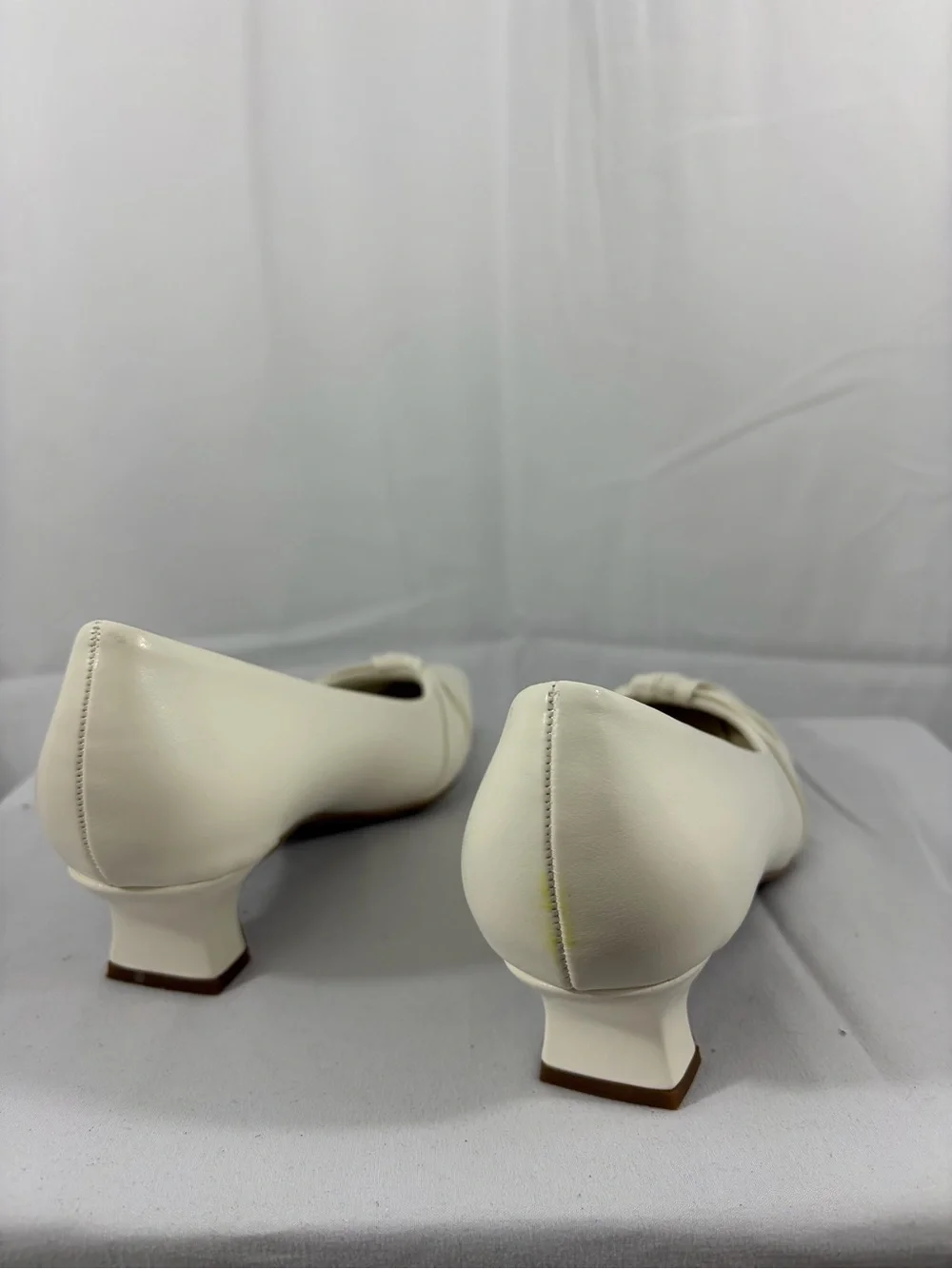 NWT Easy Street Women’s Size 6.5 Classic White 2 Inch Heel Pumps